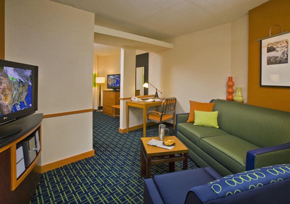 Fairfield Inn & Suites וות'רפורד חדר תמונה