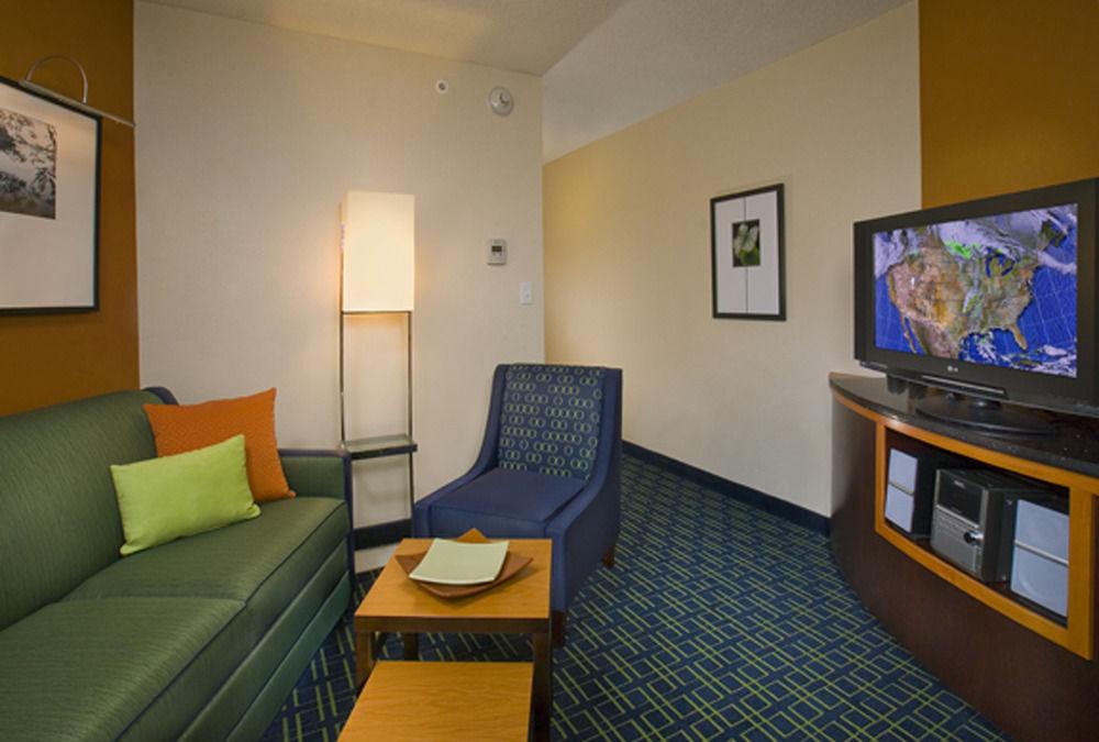 Fairfield Inn & Suites וות'רפורד חדר תמונה