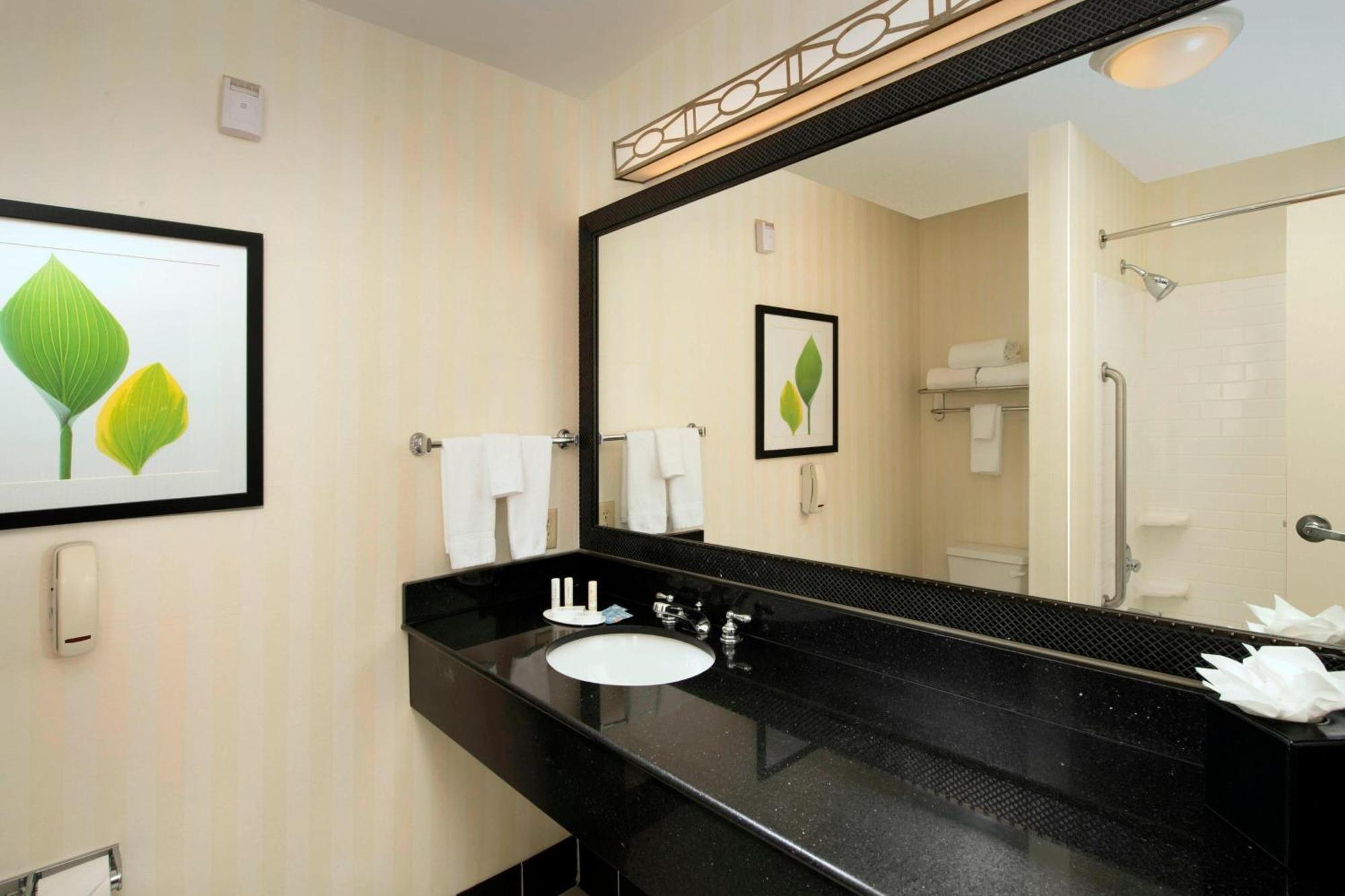 Fairfield Inn & Suites וות'רפורד מראה חיצוני תמונה