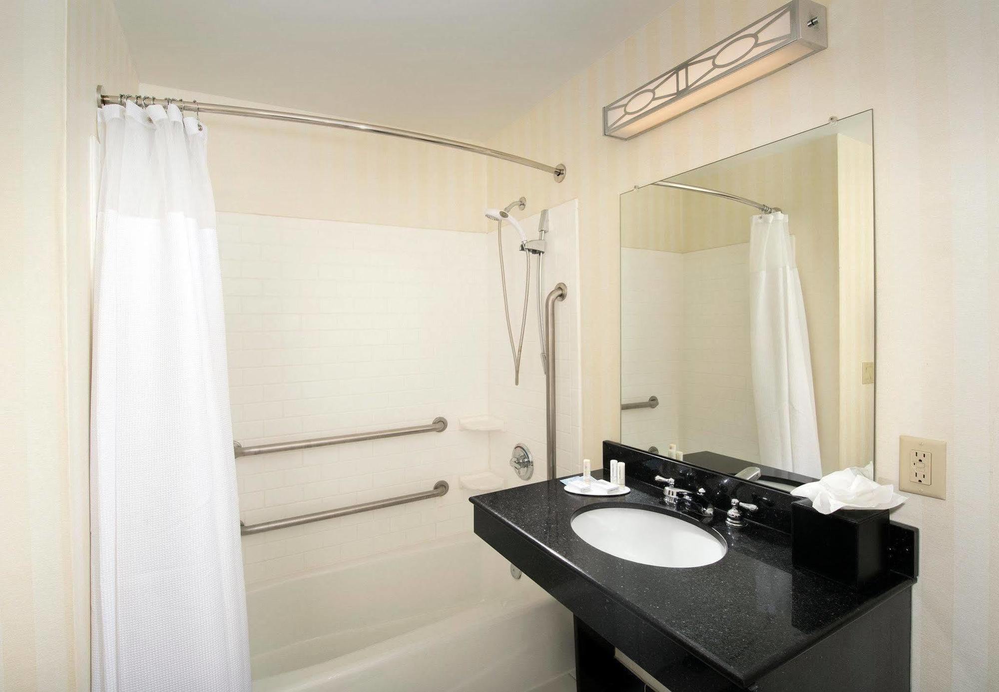 Fairfield Inn & Suites וות'רפורד מראה חיצוני תמונה
